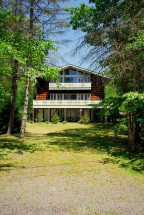 Гостиница Pocono Chalet on Berry  Поконо Пайнс